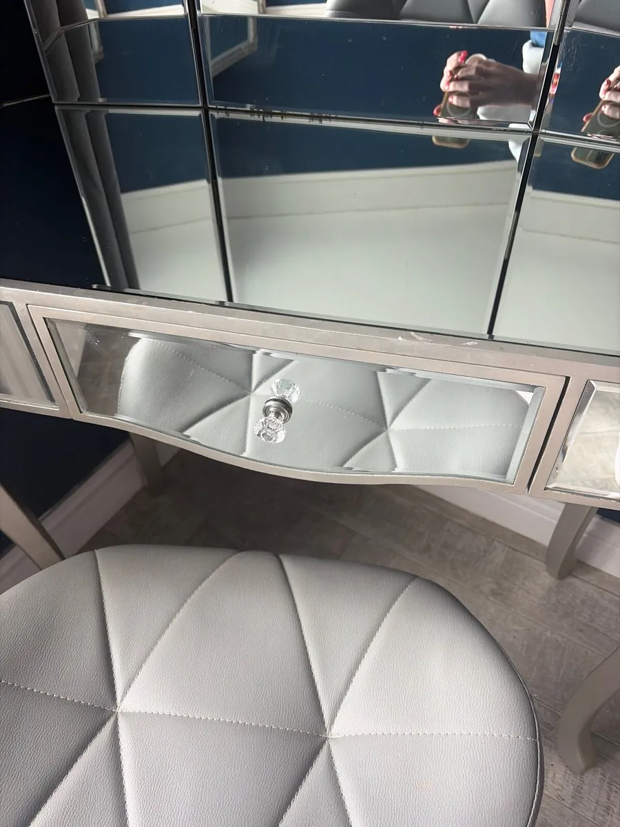Mirrored vanity with pull out drawer and chair - Image 3