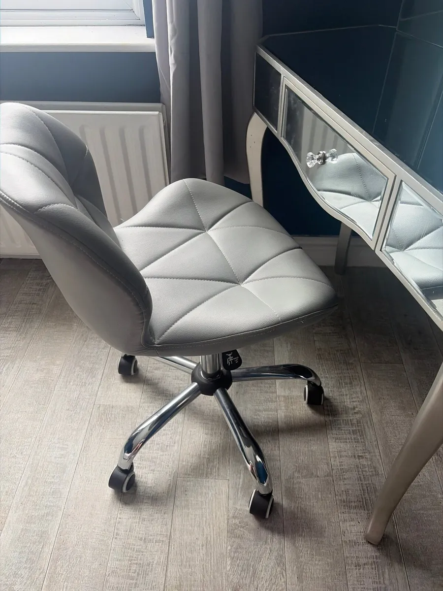 Mirrored vanity with pull out drawer and chair - Image 4