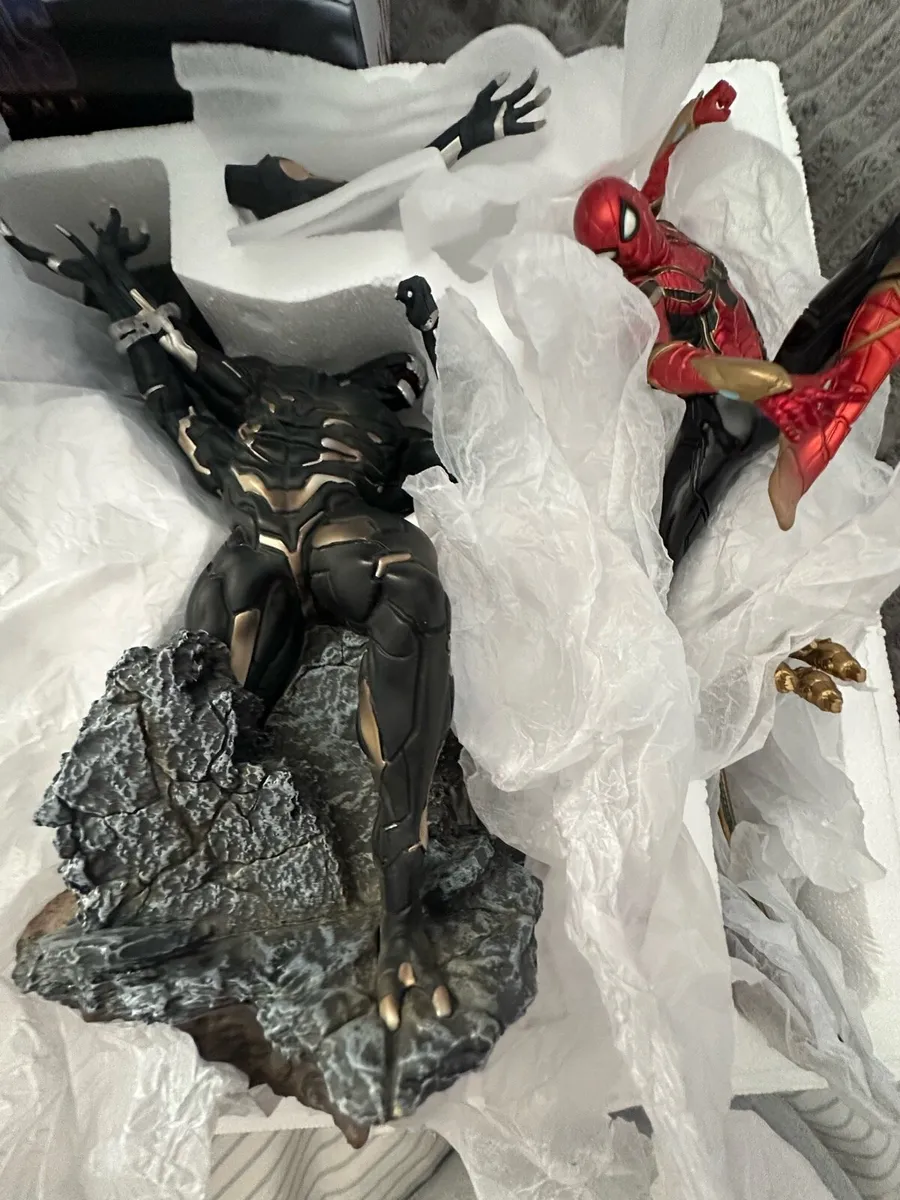 Iron Studios Iron Spider vs Outrider statue - Image 2