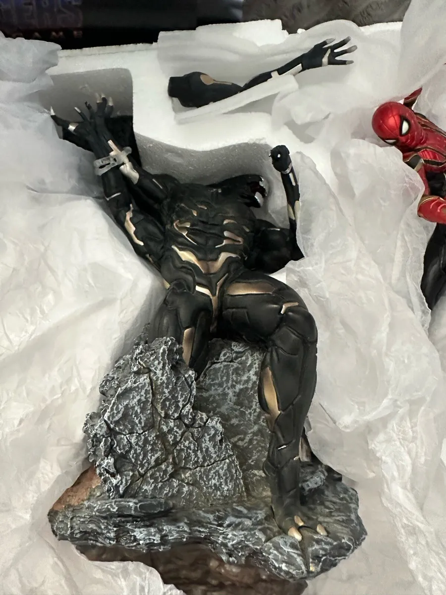Iron Studios Iron Spider vs Outrider statue - Image 3