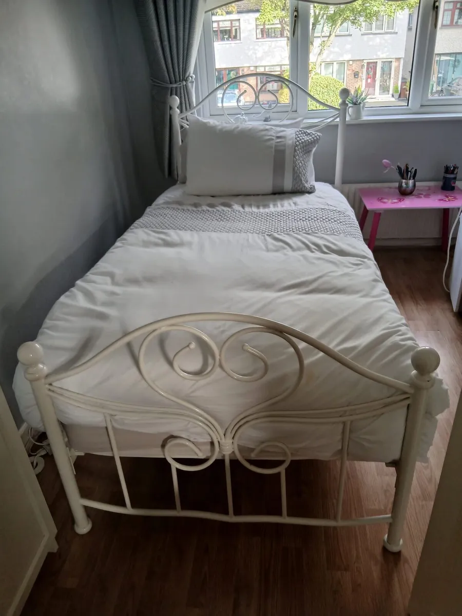 Single bed with frame - Image 1