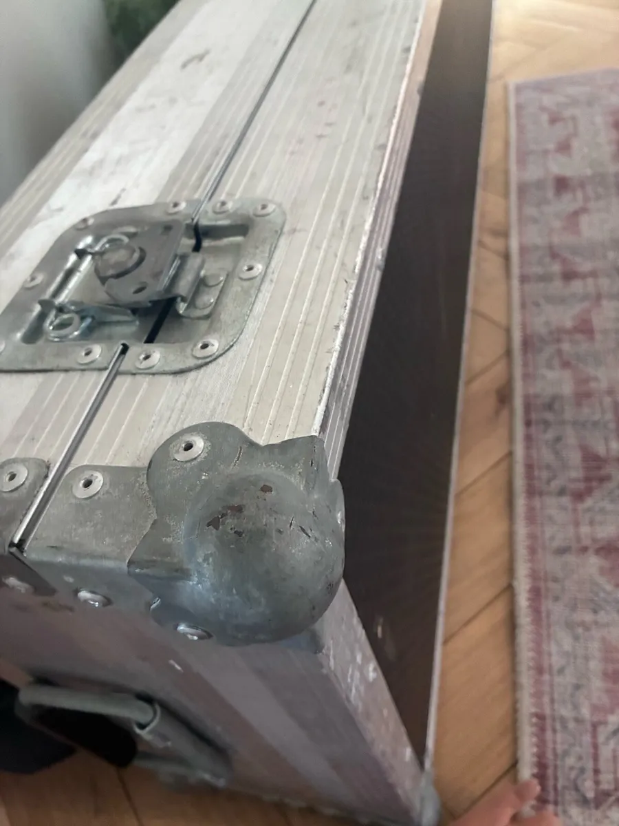 Piano hard case with wheels - Image 2
