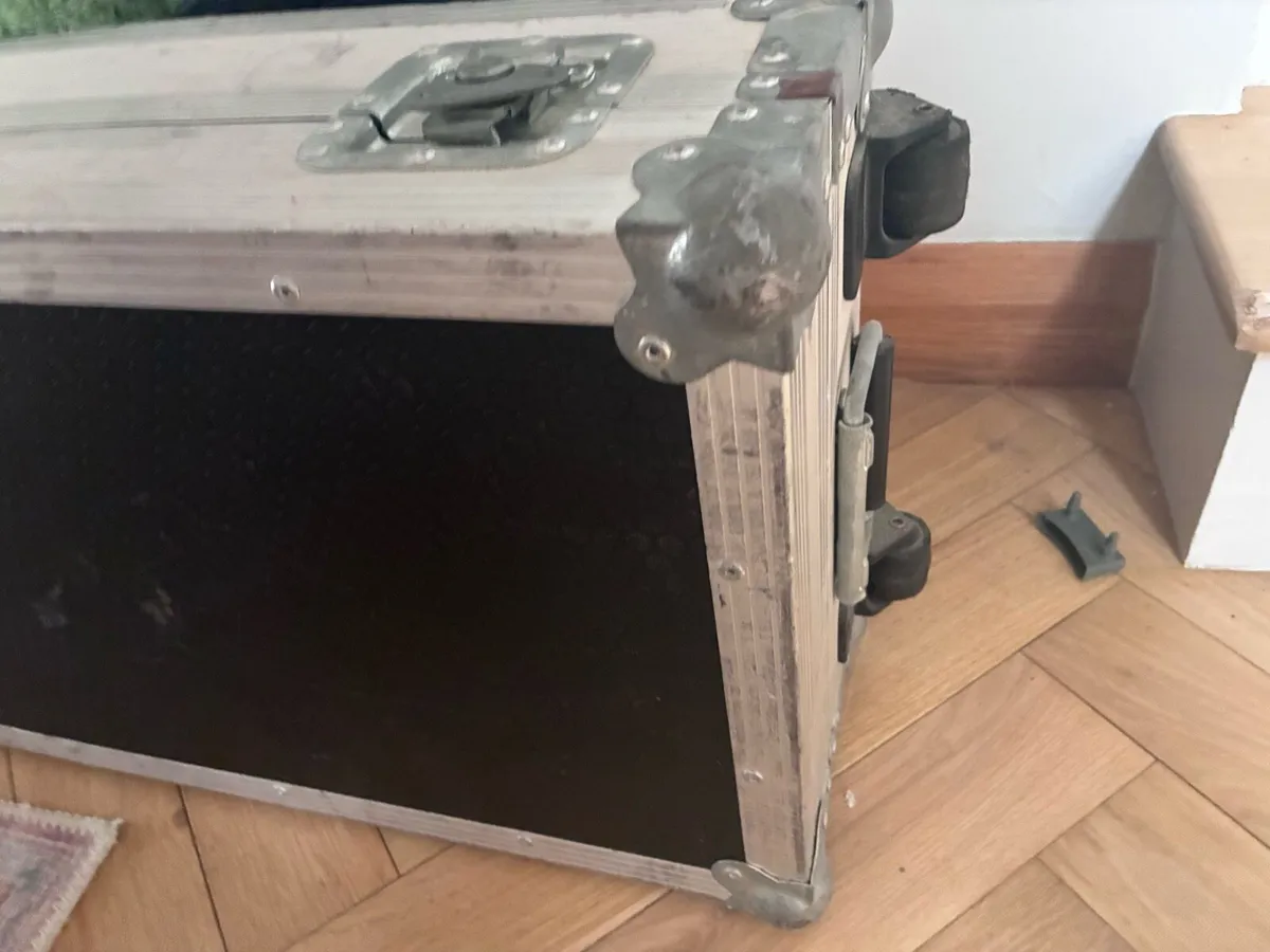Piano hard case with wheels - Image 4