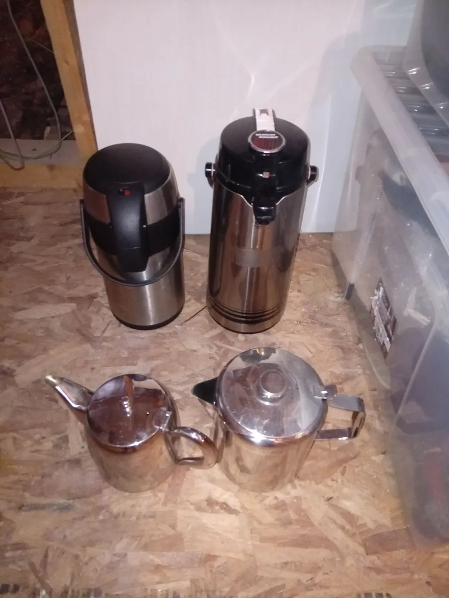2 tea dispensers, 2 teapots