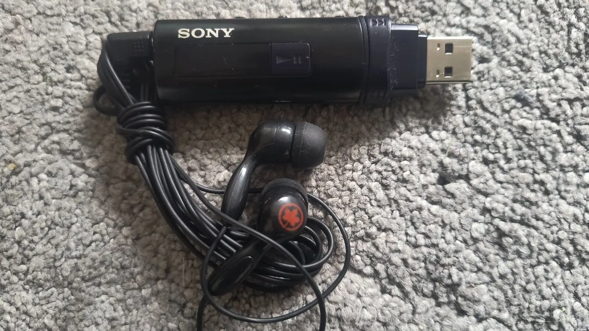 Sony MP3 Protable Music Player 4GB Walkm - Image 1