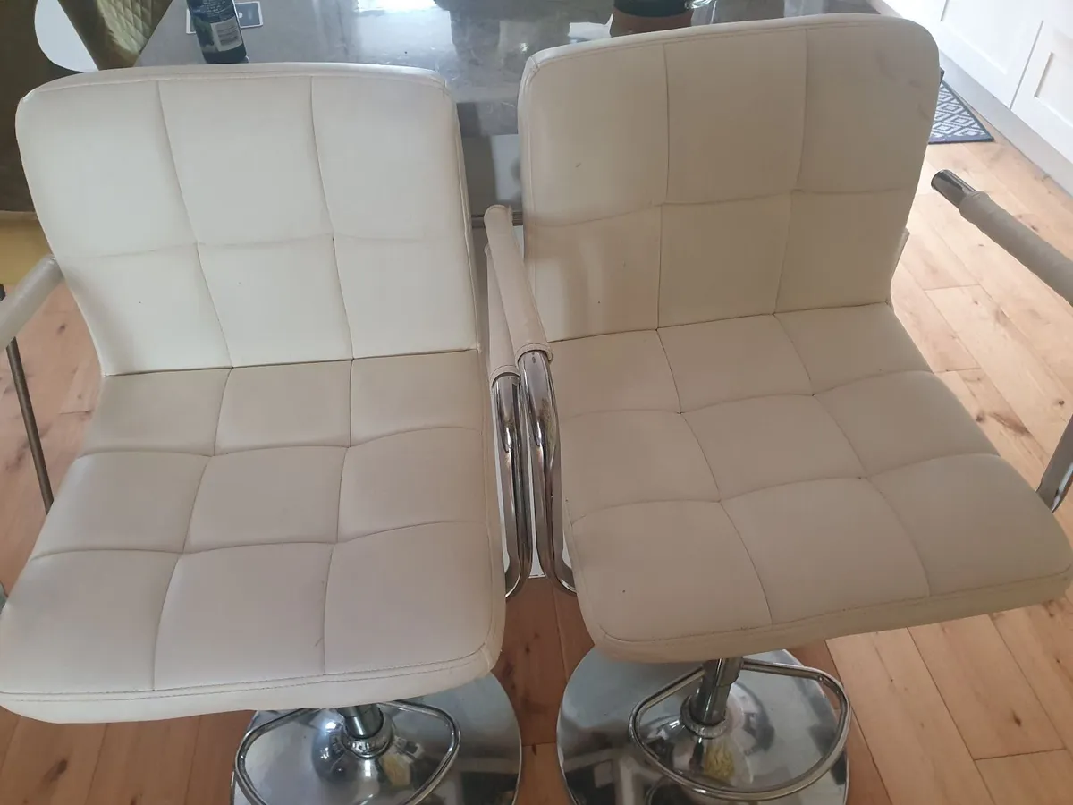 Bar stools 40 eutos ono in good condition - Image 1