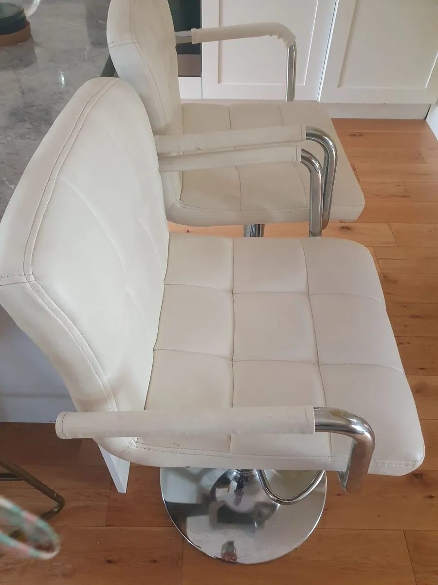 Bar stools 40 eutos ono in good condition - Image 2