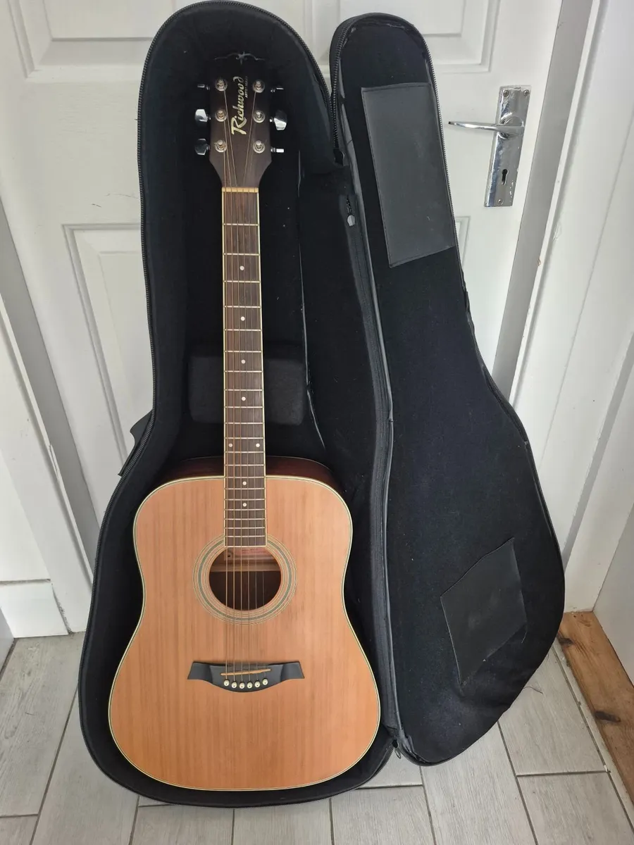Guitar (Richwood) RD-17C + Case, Books, Strings... - Image 1
