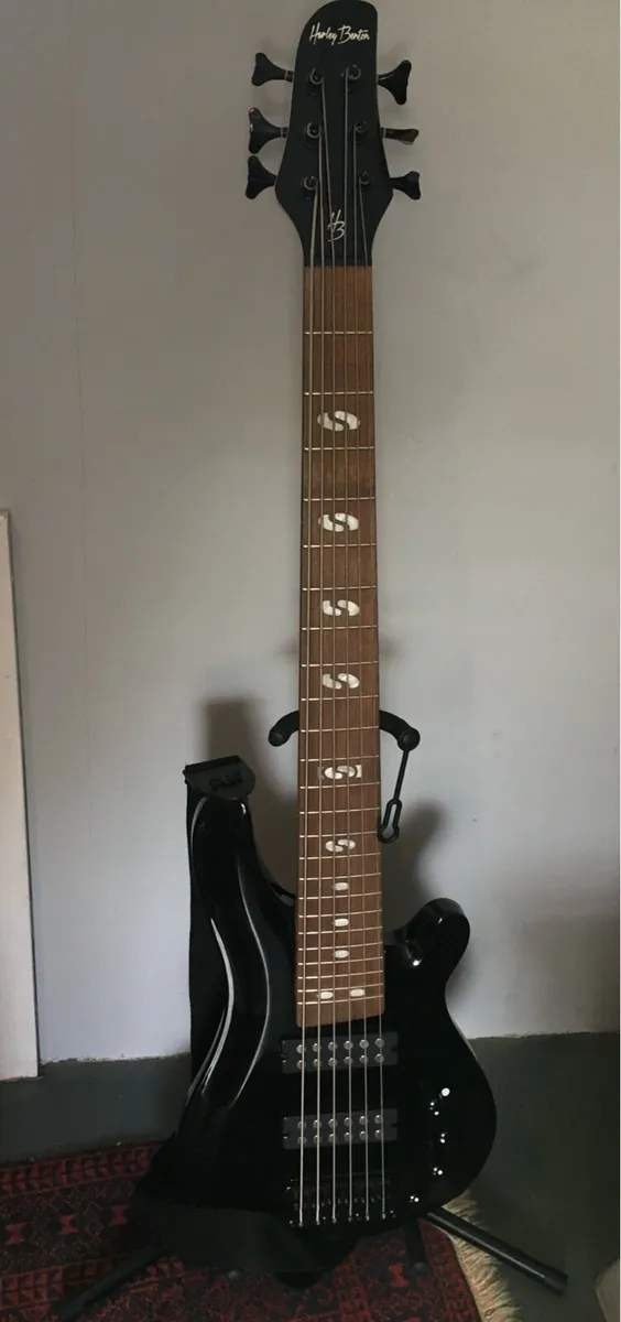 6 string bass Harley Benton