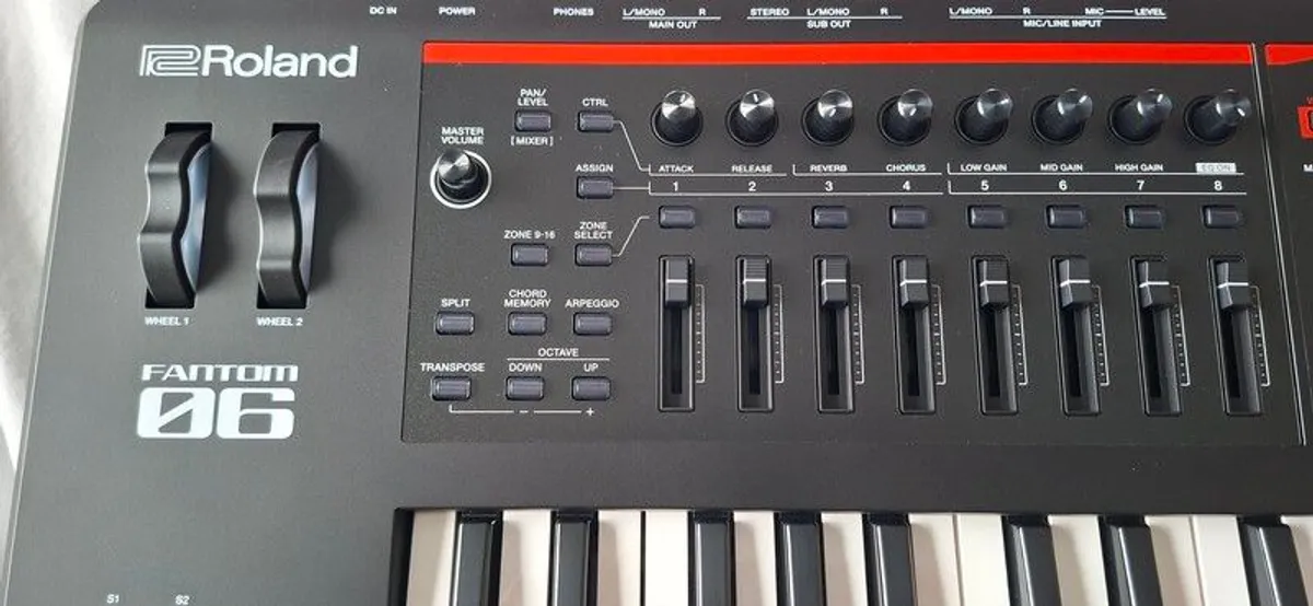 Roland fantom 06 workstation keyboard - Image 2