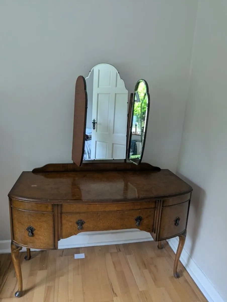 Bedroom vanity