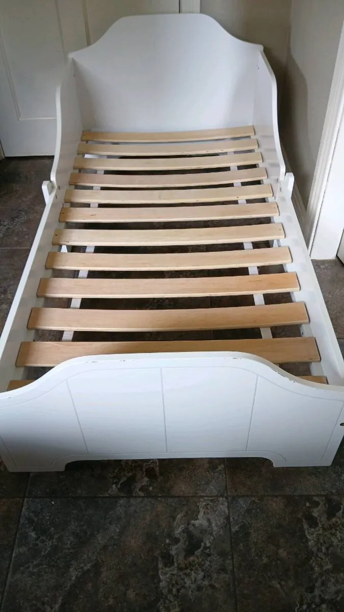 Toddler bed. - Image 3