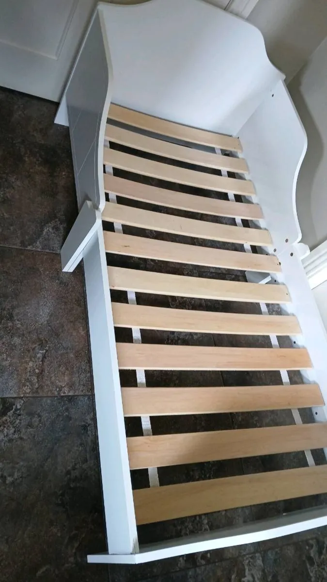 Toddler bed. - Image 4