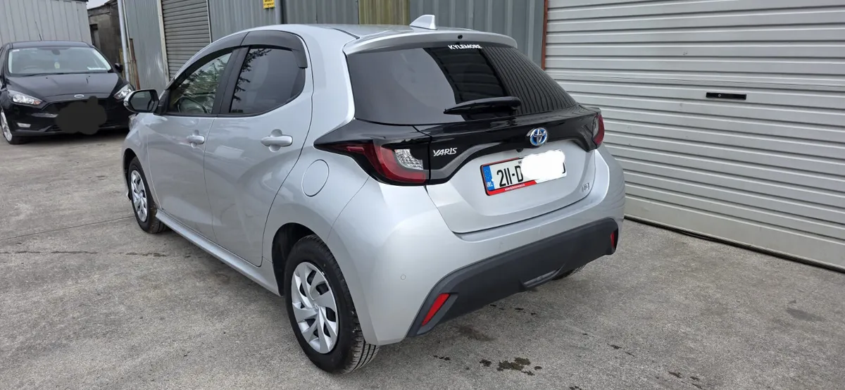 211 TOYOTA YARIS HYBRID - Image 3