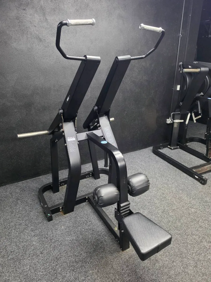 Plate Loaded Lat Pulldown - Image 2