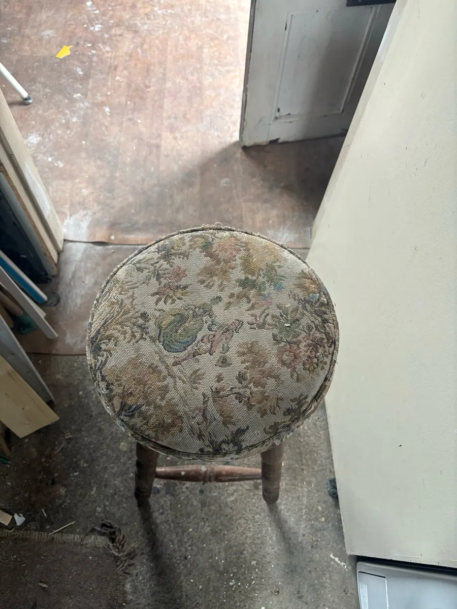 7 solid wood vintage bar stools - Image 2