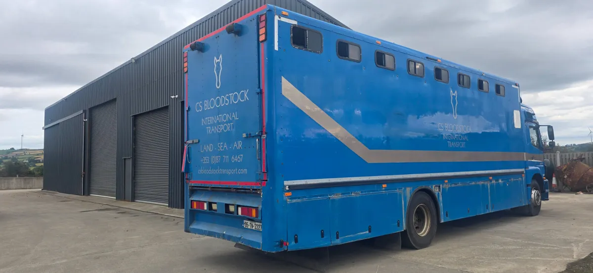 MERCEDES AXOR 10 HORSE TRUCK - Image 2