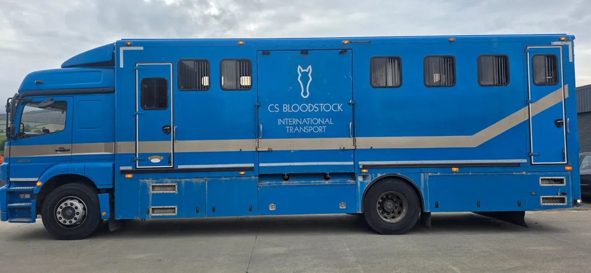 MERCEDES AXOR 10 HORSE TRUCK - Image 3