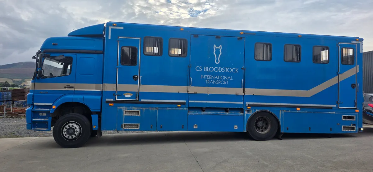 MERCEDES AXOR 10 HORSE TRUCK - Image 4