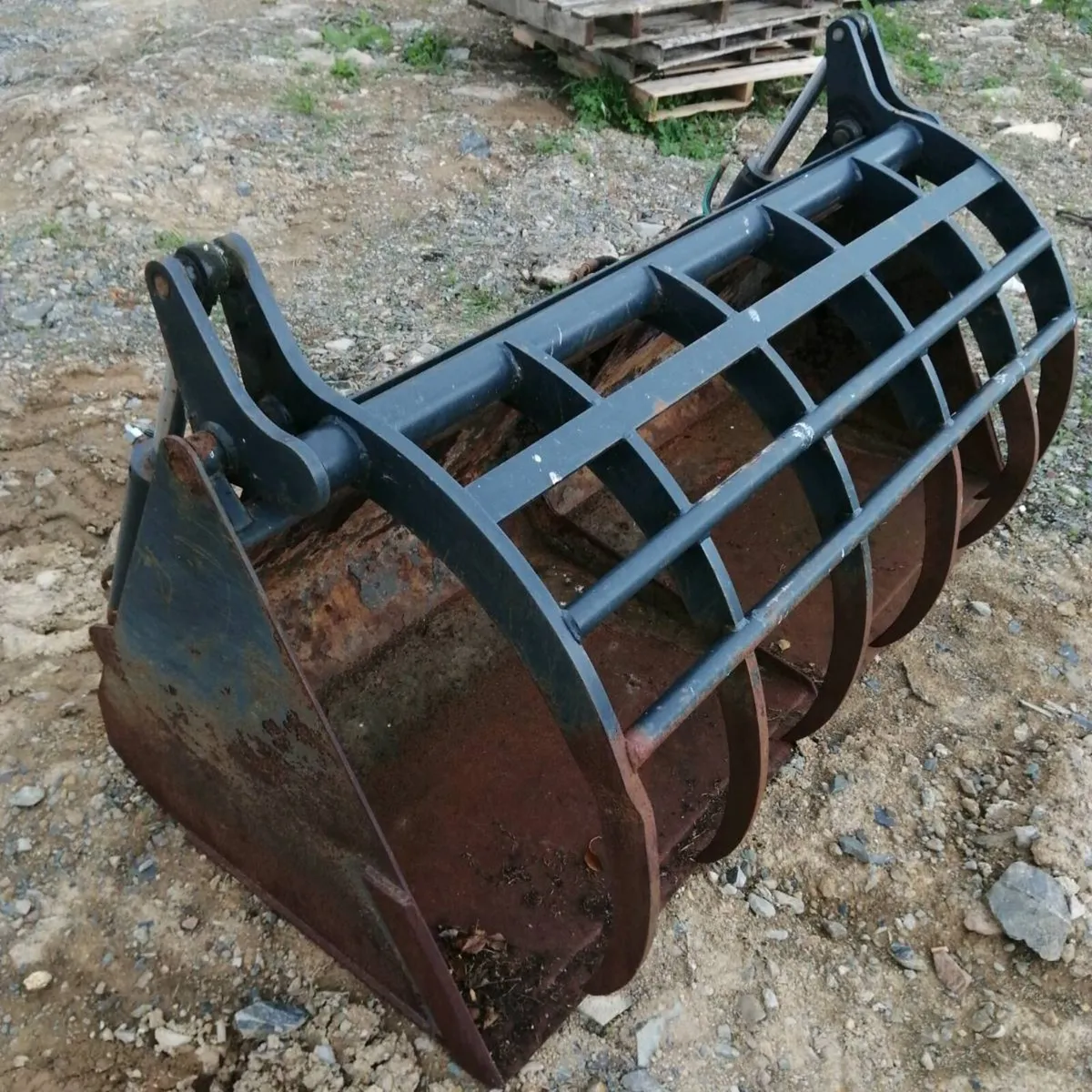 Bucket with grab - Image 1