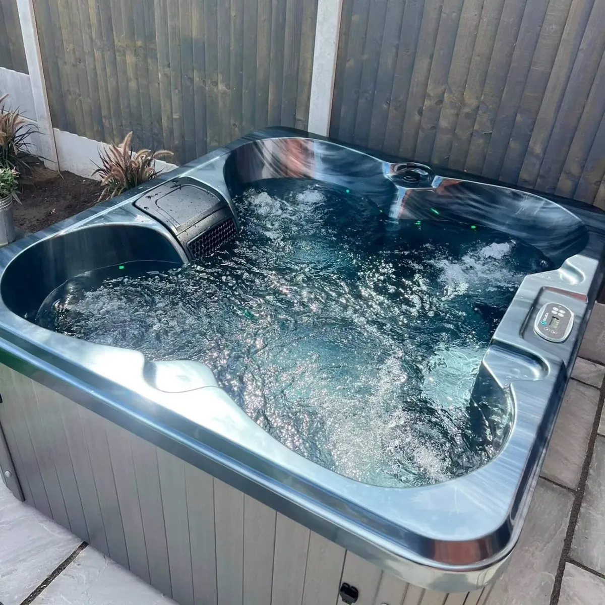 Free Delivery - New Vela Spa 4-5 Person Hot Tub - Image 1