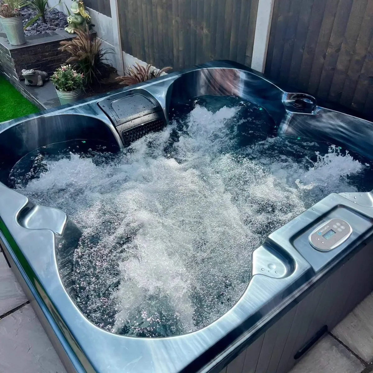 Free Delivery - New Vela Spa 4-5 Person Hot Tub - Image 2