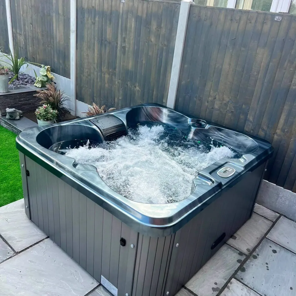Free Delivery - New Vela Spa 4-5 Person Hot Tub - Image 3