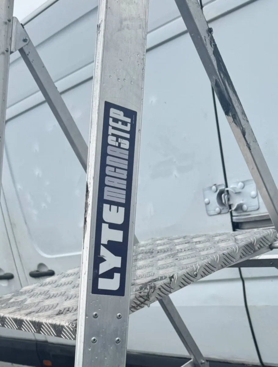 Aluminium Wide Platform Stepladders - Image 3