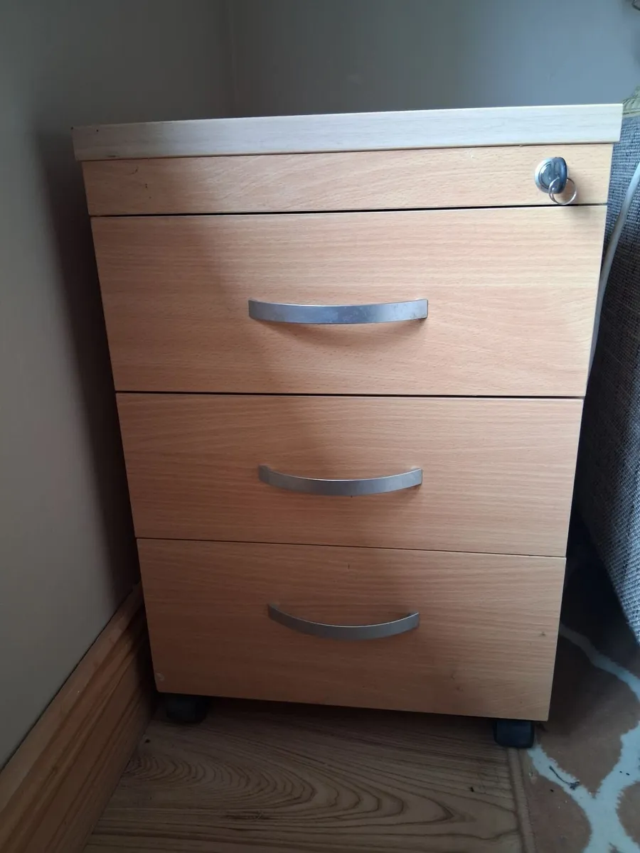 Locking filing cabinet / locker - Image 1