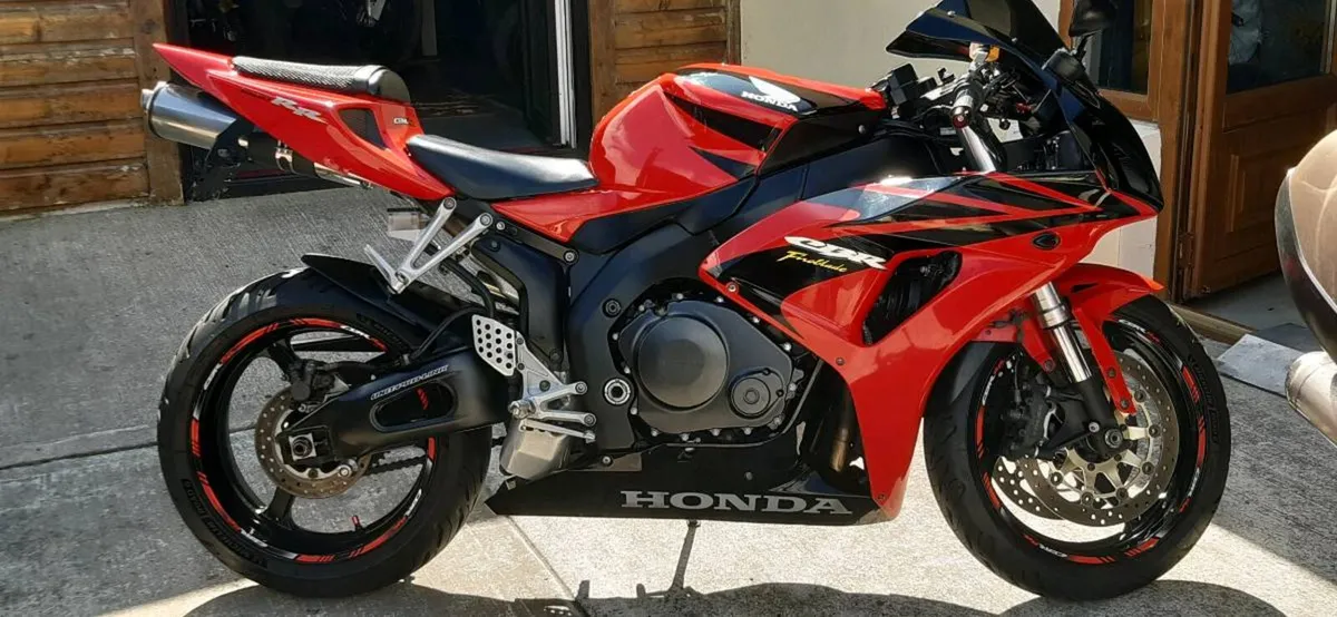 Honda CBR1000RR Fireblade - Image 3