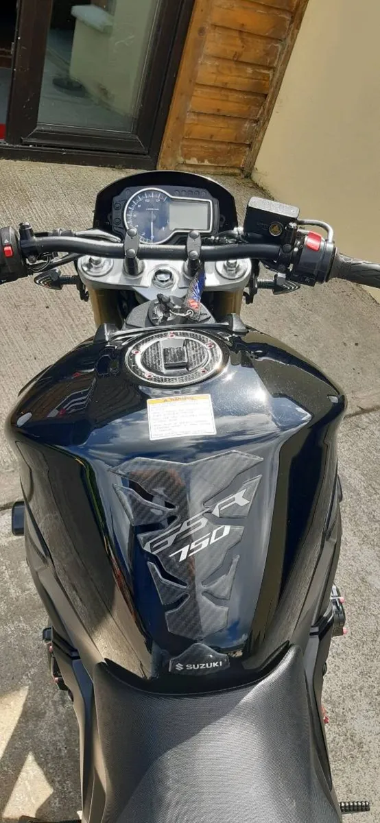 Suzuki GSR750 - Image 1