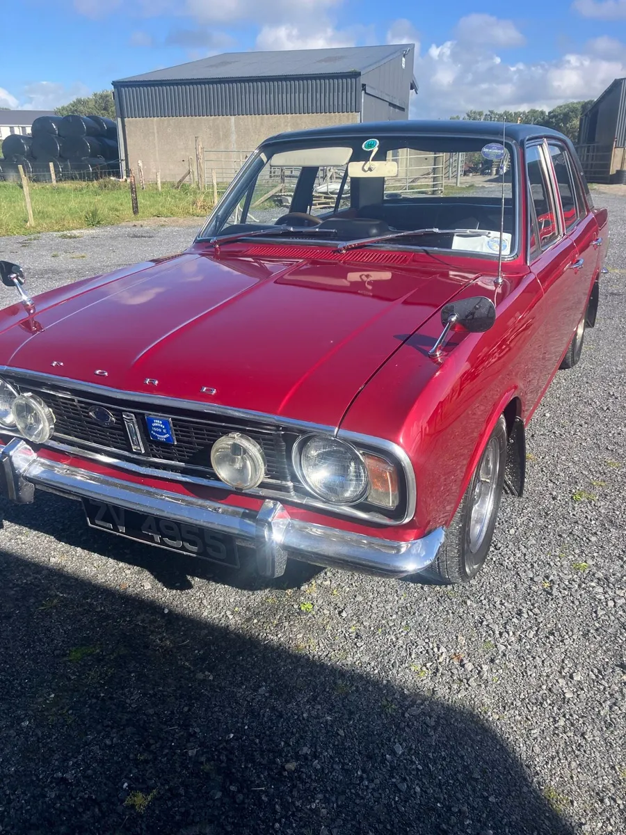 Vintage car - Image 1