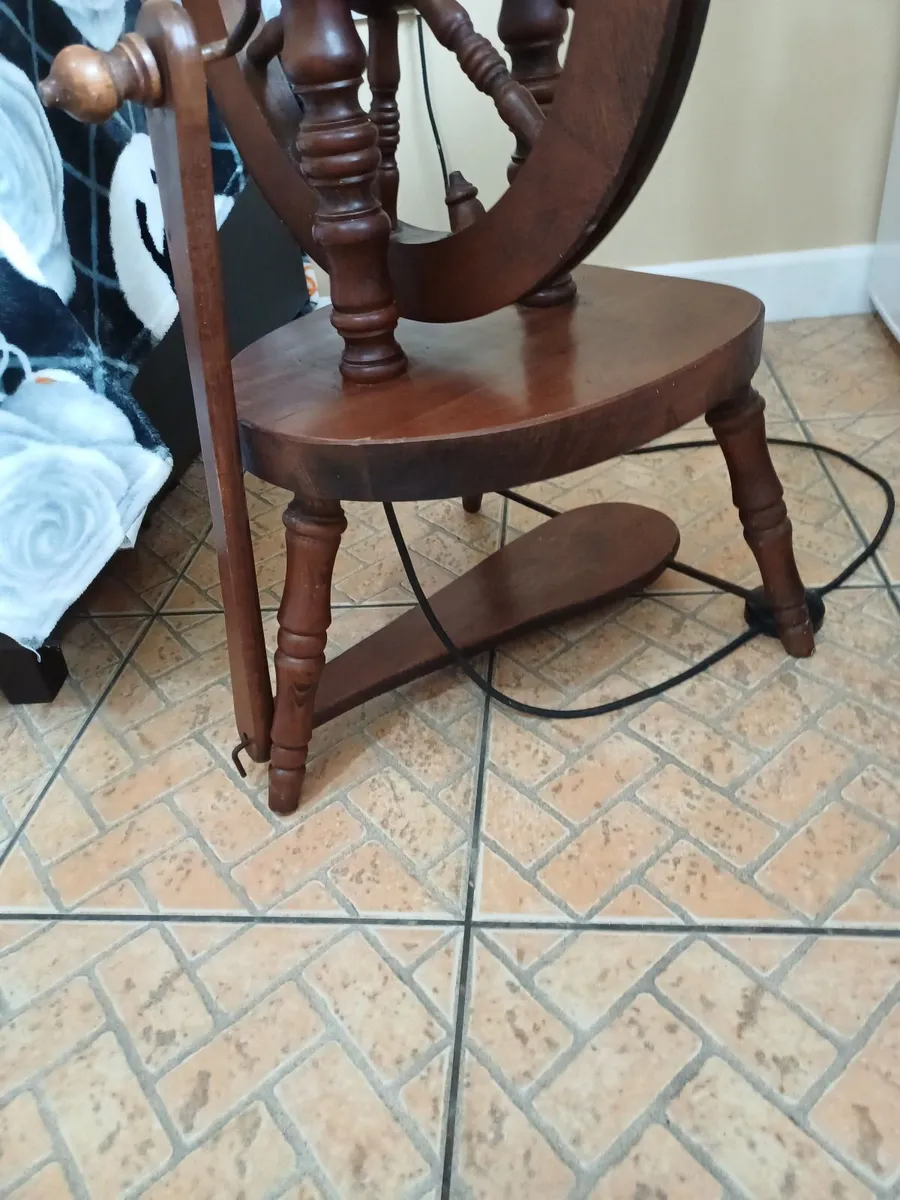Vintage Mahogany Spinning Wheel Lamp - Image 2
