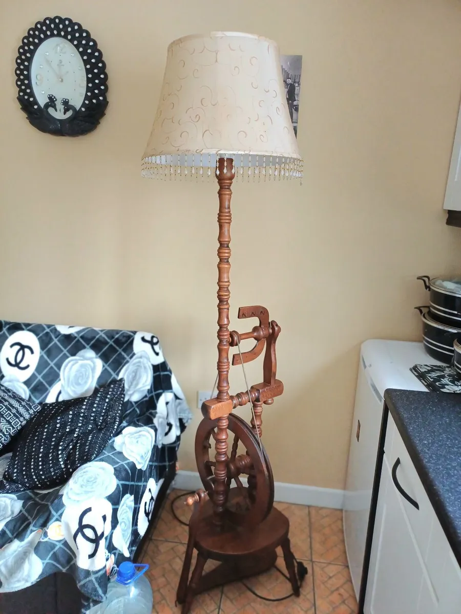 Vintage Mahogany Spinning Wheel Lamp - Image 1