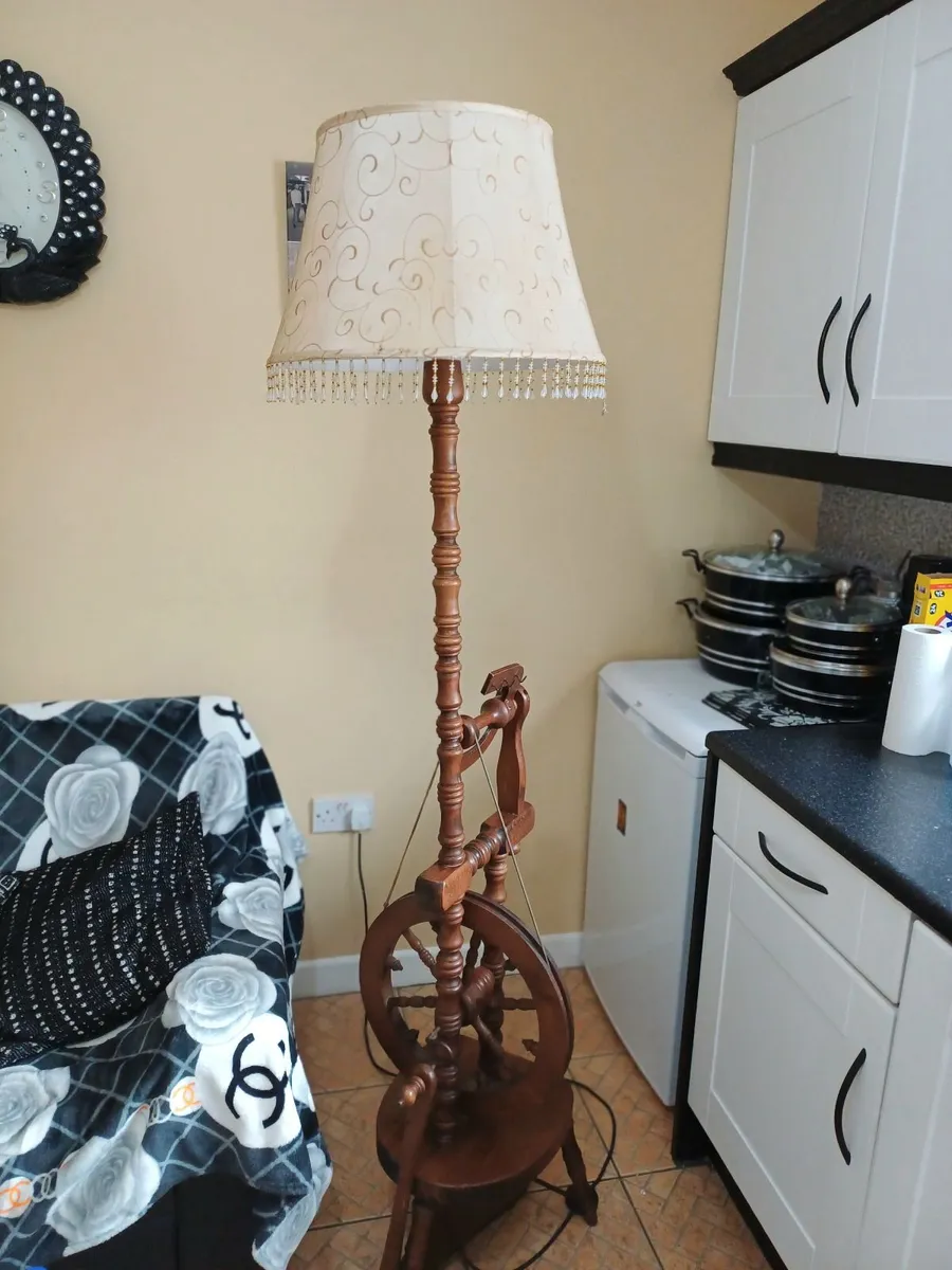 Vintage Mahogany Spinning Wheel Lamp - Image 4