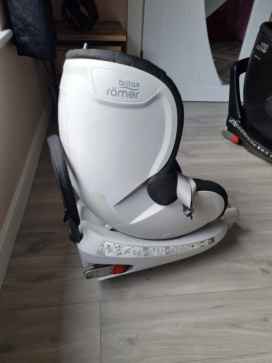 3 x Britax Romer isofix rotating car seats - Image 1