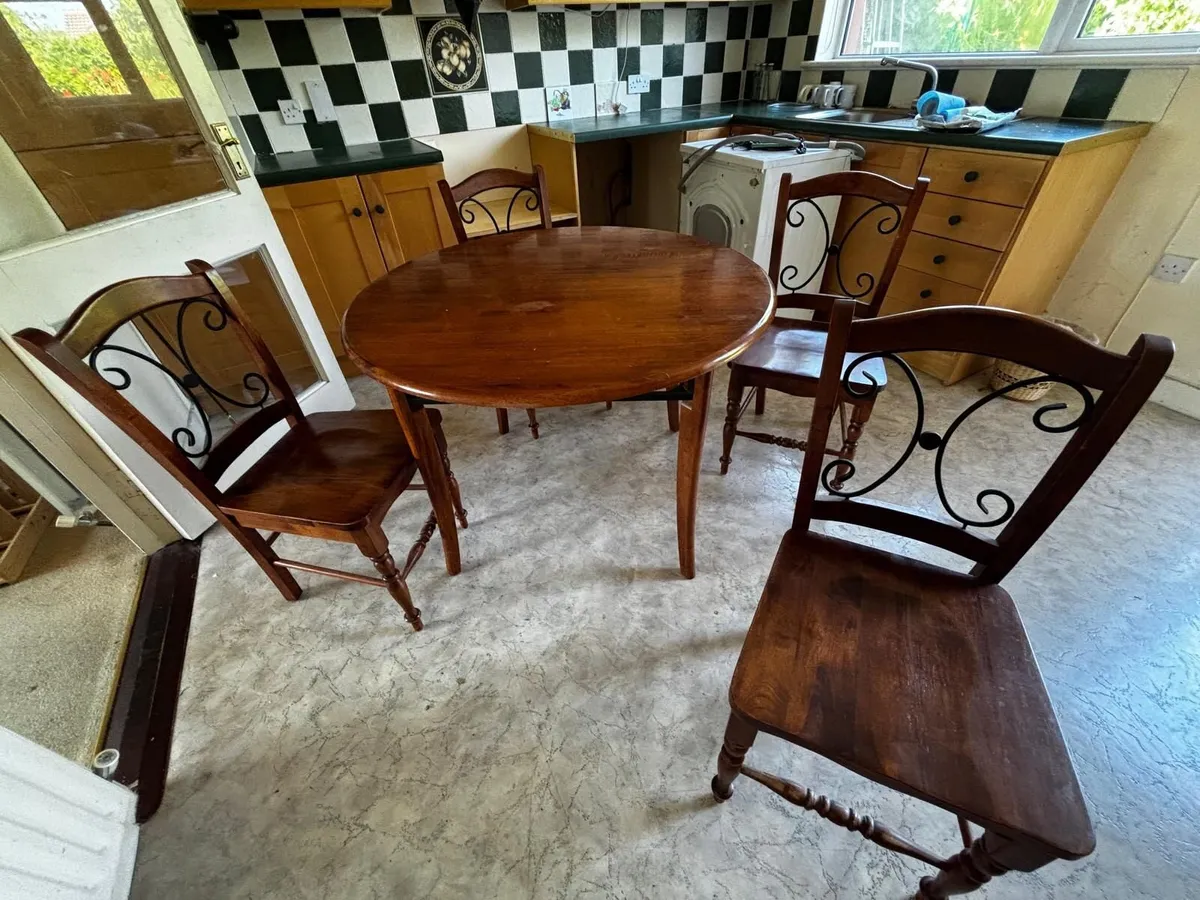 Kitchen table and chairs - Image 3