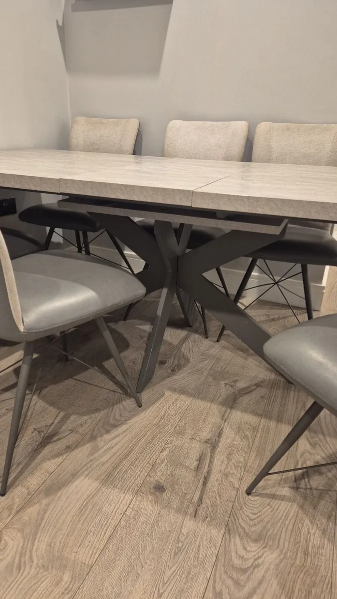 Table and chairs - Image 1