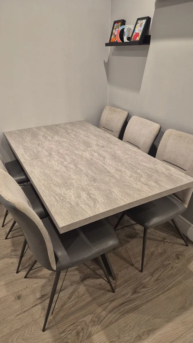 Table and chairs - Image 2