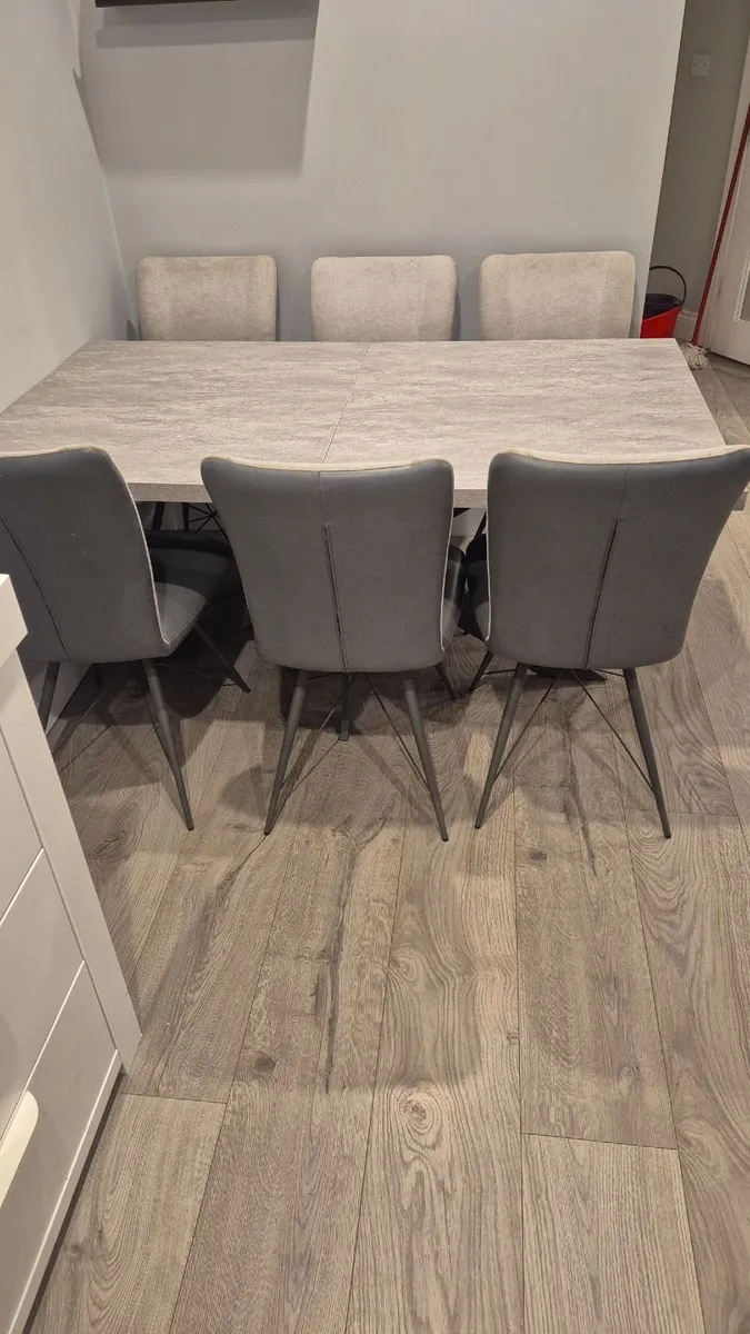Table and chairs - Image 3
