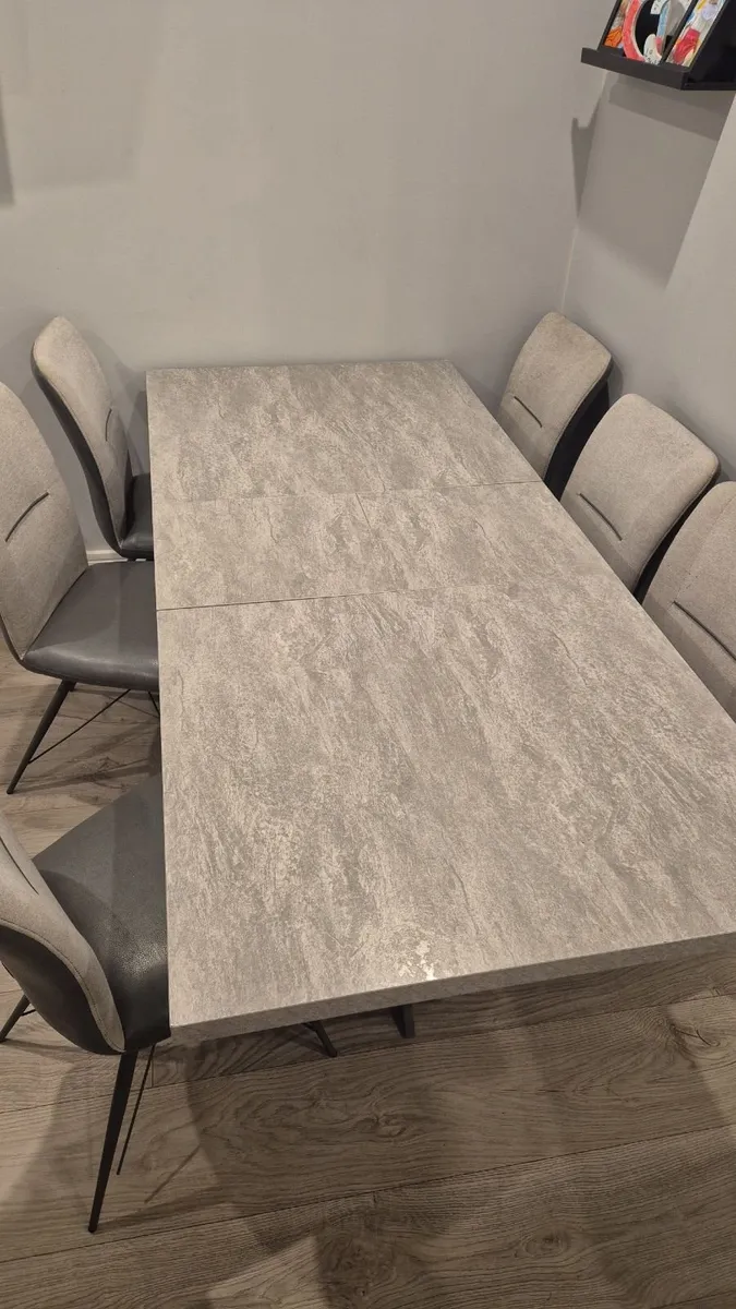 Table and chairs - Image 4