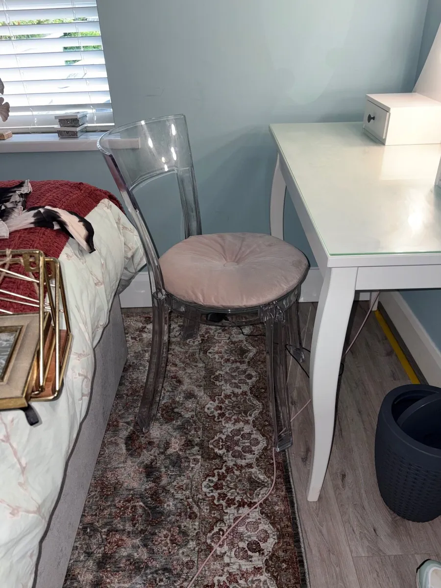 Vanity / Makeup table and chair. IKEA HEMNES - Image 4