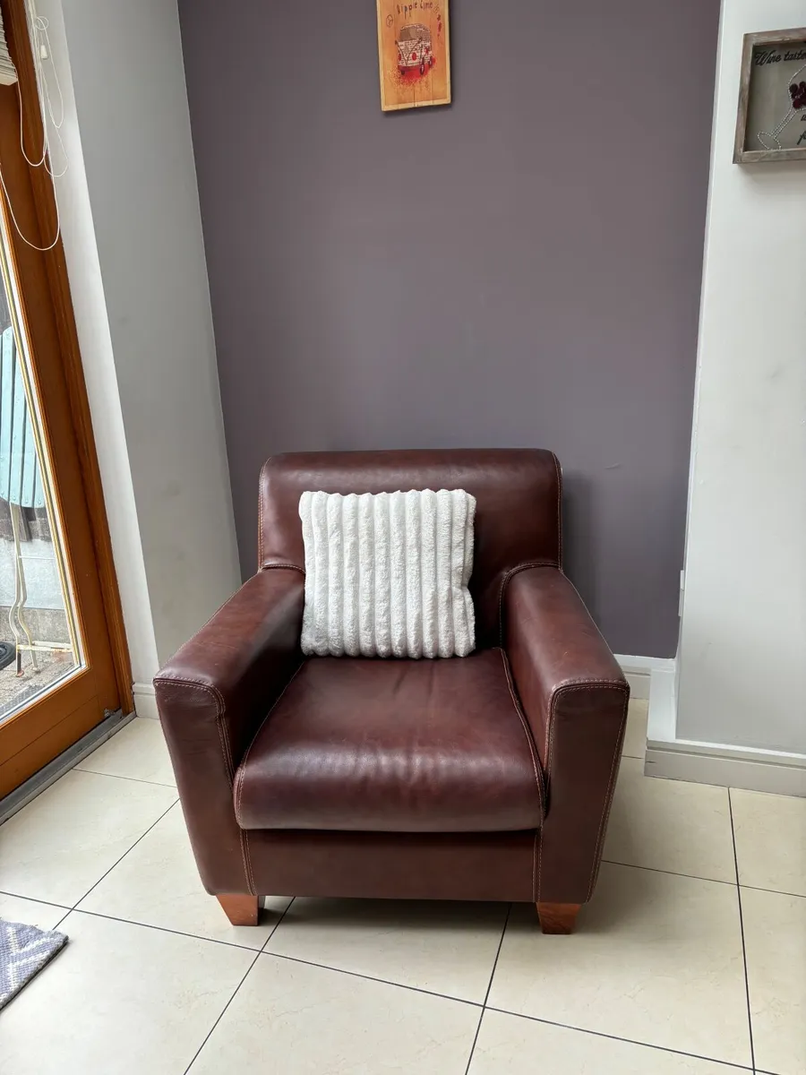 Suite of furniture - Image 1