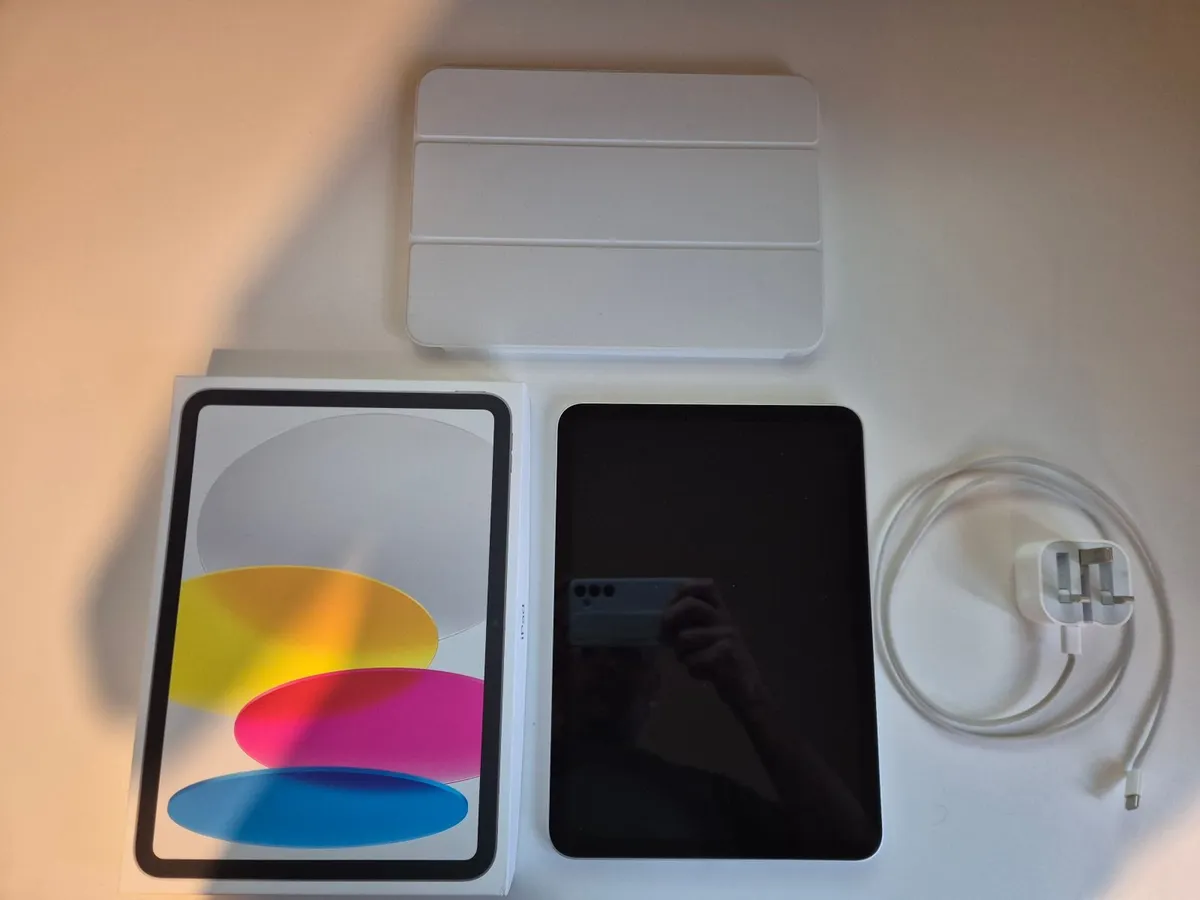 Apple iPad A16 128GB Wi-Fi + Smart Folio - Image 3