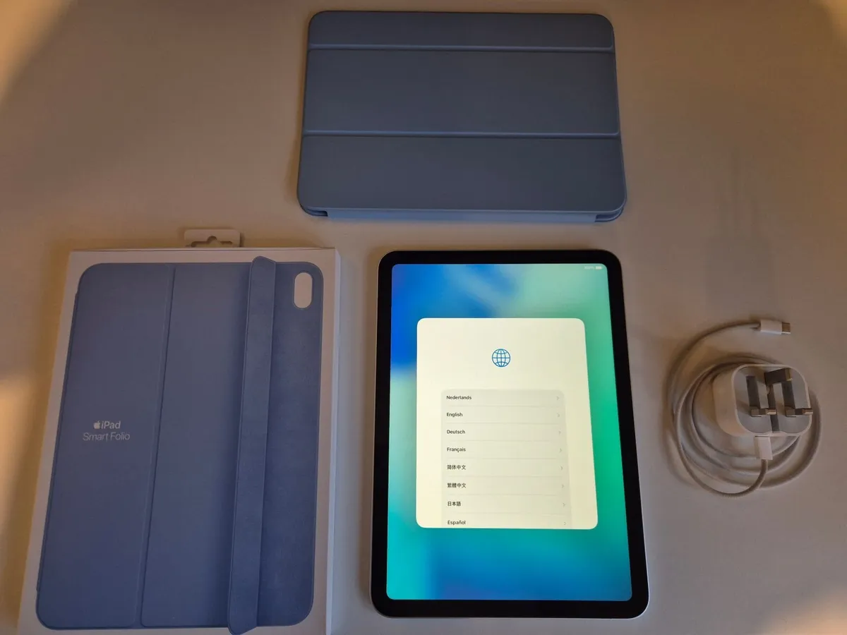 Apple iPad A16 128GB Wi-Fi + Smart Folio - Image 2