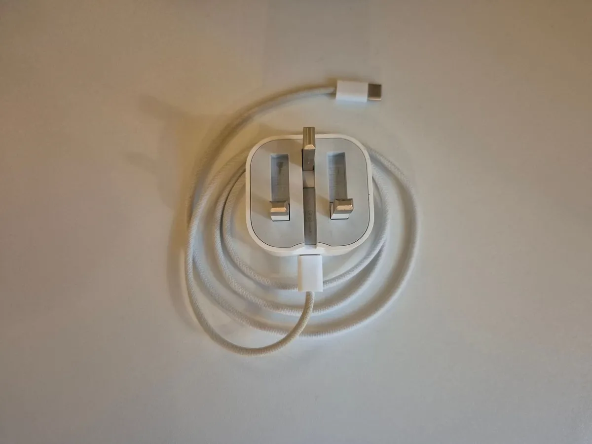 Apple iPad A16 128GB Wi-Fi + Smart Folio - Image 4