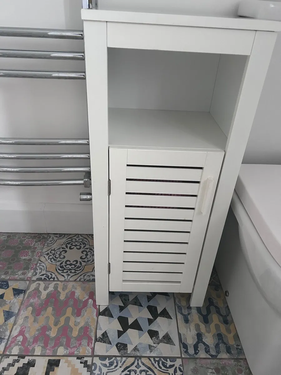 Freestanding bathroom/bedroom press - Image 1