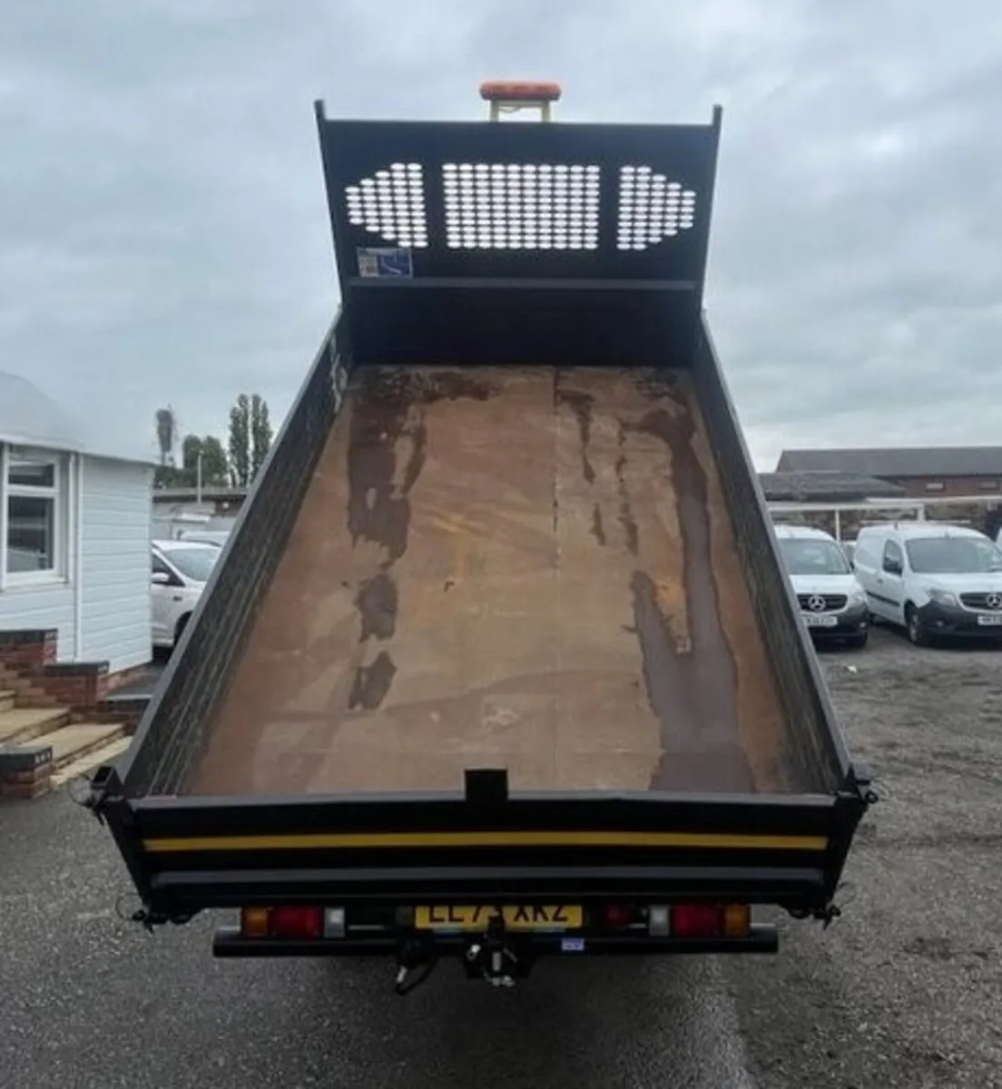 2023 Isuzu Grafter Tipper Van - Image 2