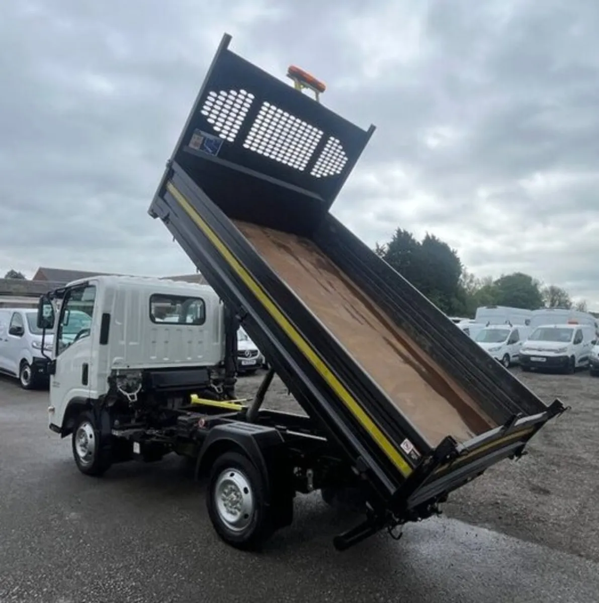 2023 Isuzu Grafter Tipper Van - Image 3