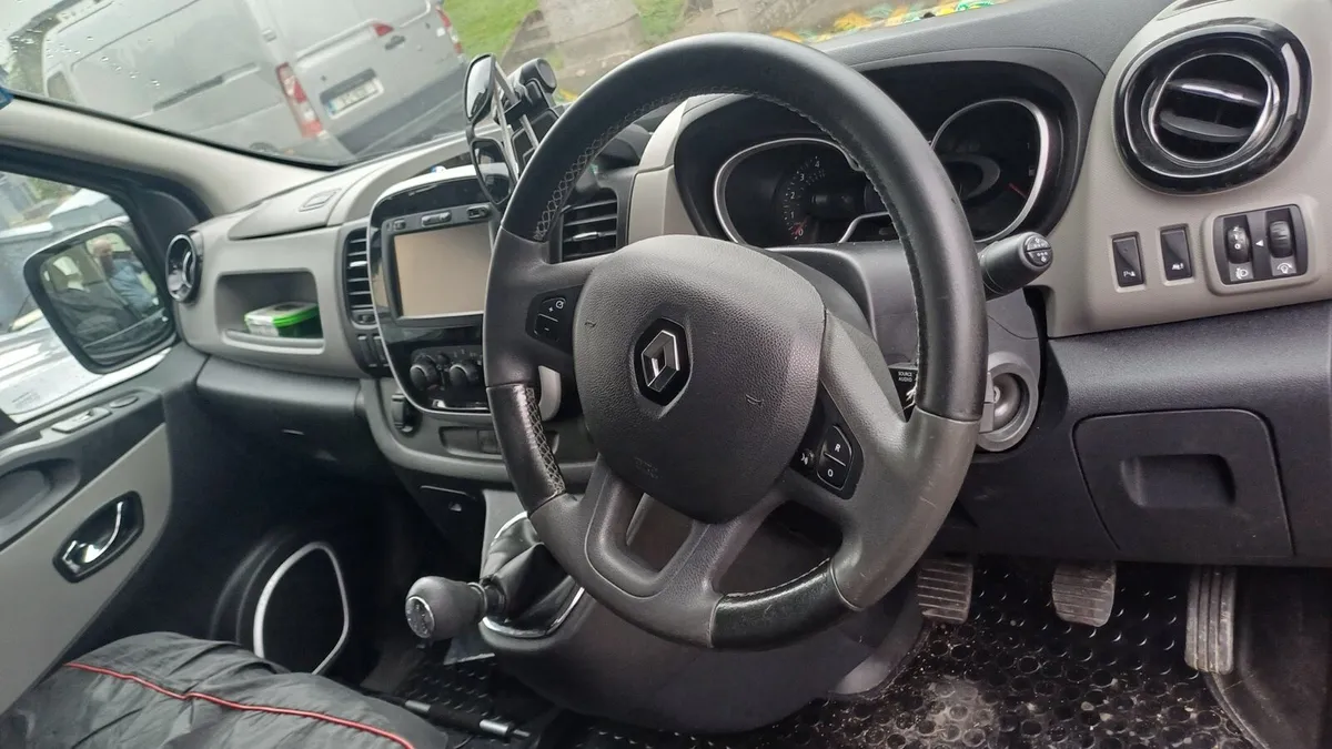Renault Traffic Sport Crewcab - Image 2